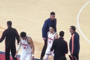 爱之深责之切啊😂杜锋在暂停期间对着胡明轩一顿疯狂输出~